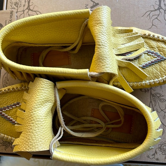 Manitoba Mukluk Mid Gatherer in tan leather with beading, size 10 women. - Picture 3 of 14